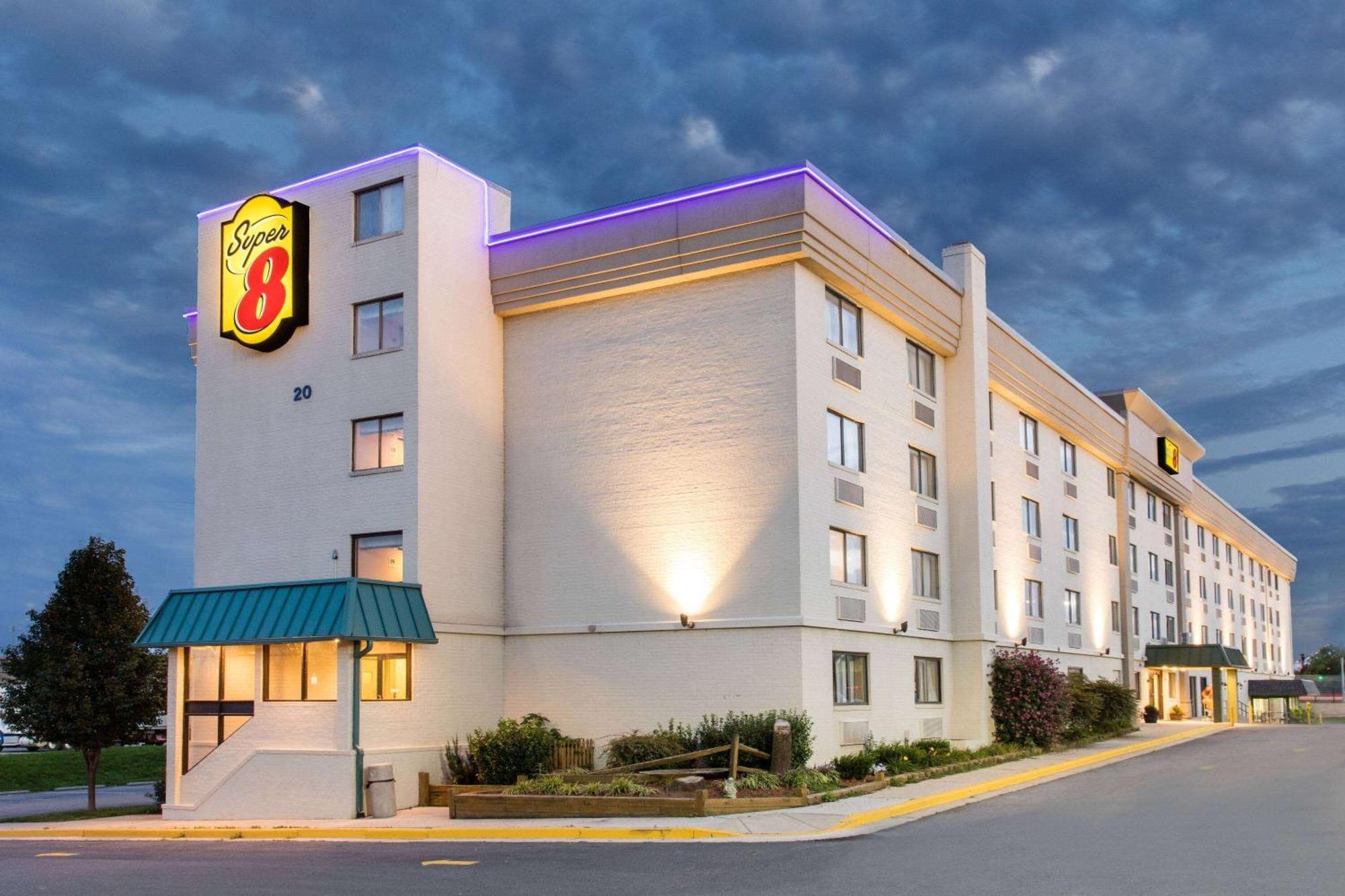 Hotel Super 8 By Wyndham Frederick Exterior foto